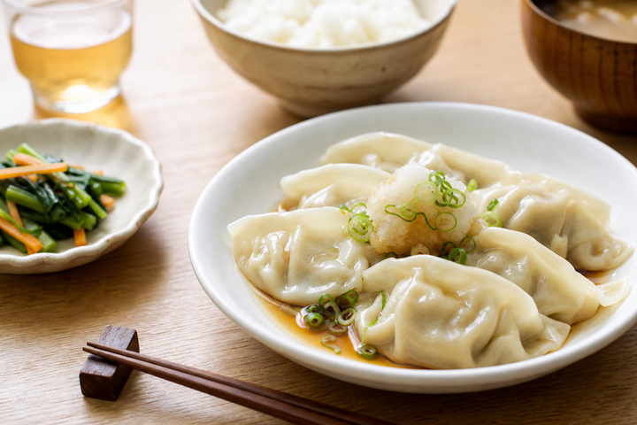 自然光の食卓に置いた水餃子