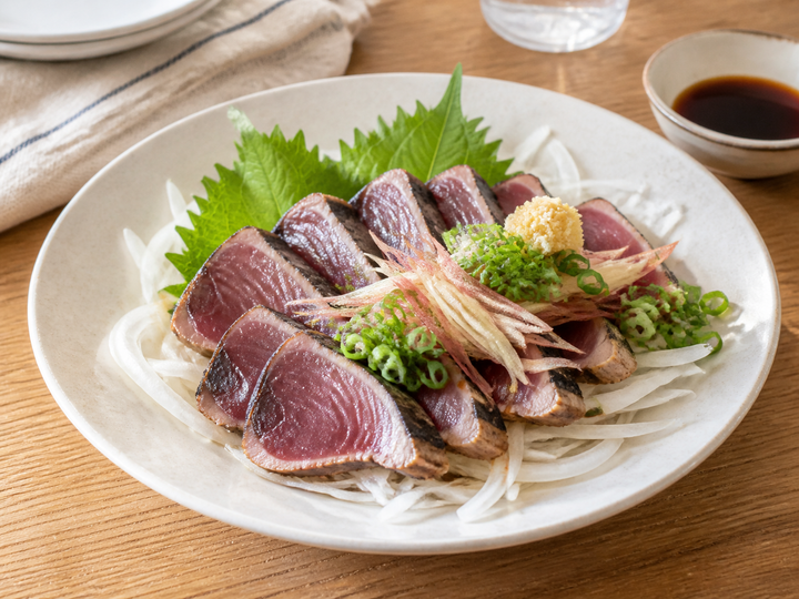 自然光の食卓に置いたかつおのたたきと薬味