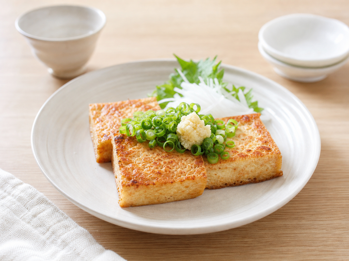 自然光の食卓に置いた厚揚げの香ばし焼き