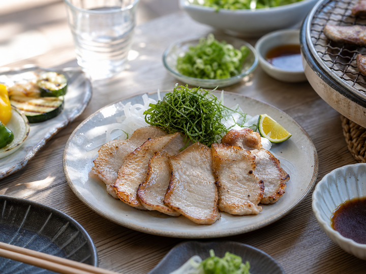 自然光の食卓に置いた豚トロ焼き