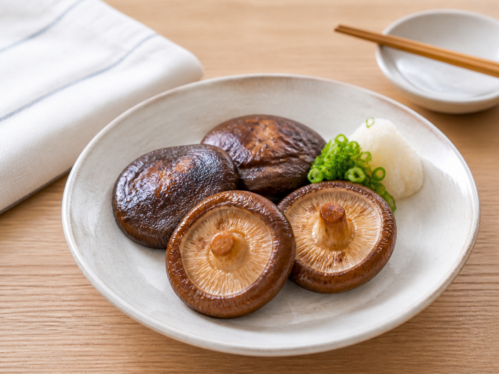 自然光の食卓に置いた香ばし焼きしいたけ