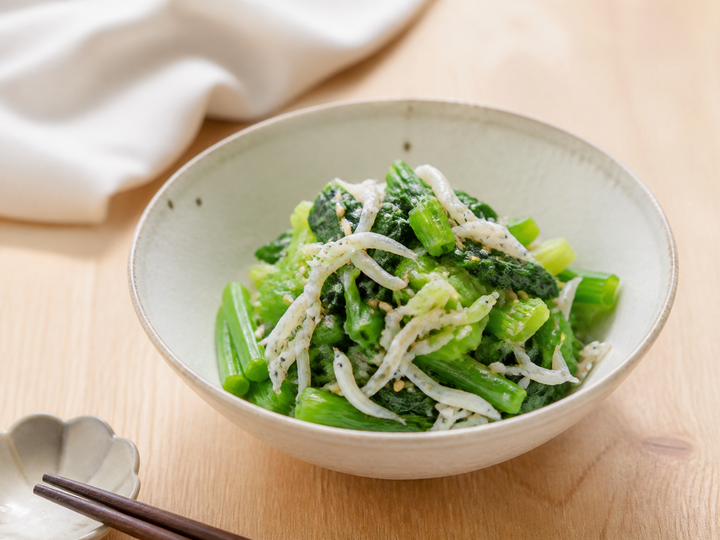 自然光の食卓に置いた小松菜としらすの和え物