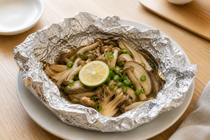 自然光の食卓に置いたきのこのホイル焼き