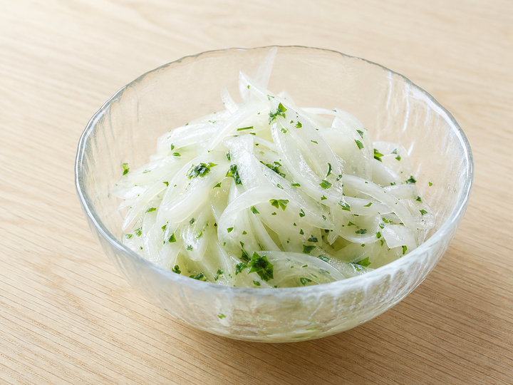 ガラス鉢に盛った玉ねぎのマリネ