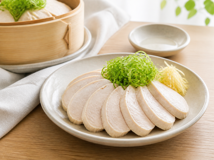 自然光の食卓に置いた蒸し鶏