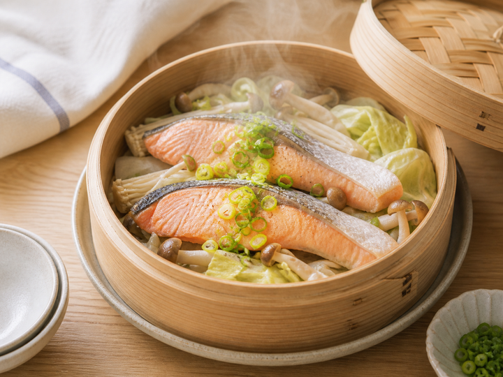 自然光の食卓に置いた蒸し鮭