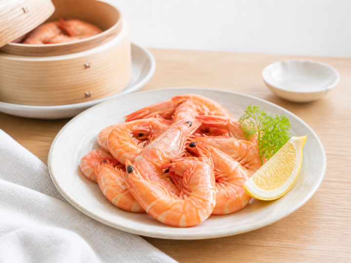自然光の食卓に置いた蒸しえび