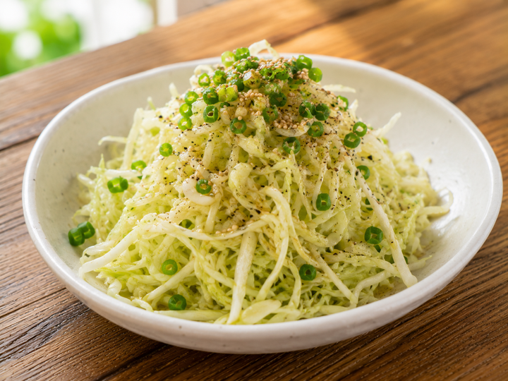 自然光の食卓に置いた無限キャベツ