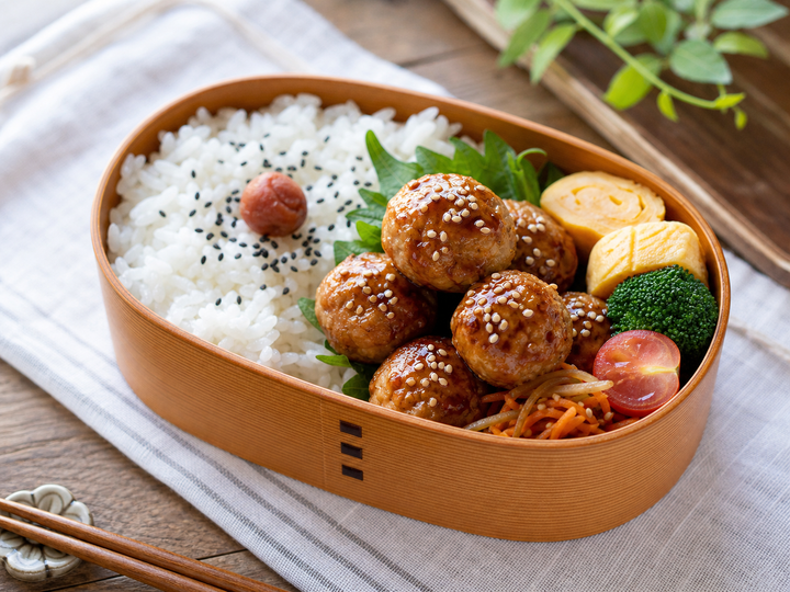 自然光の食卓に置いたつくね