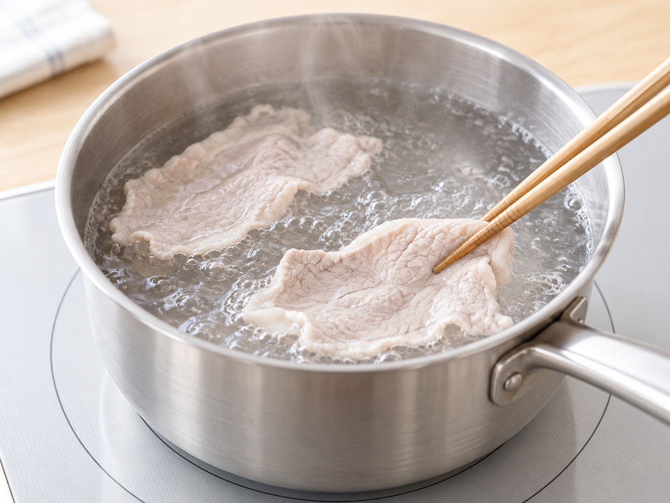 手順3：豚肉を1〜2枚ずつ広げ、中心まで十分に加熱します（調理イメージ）。