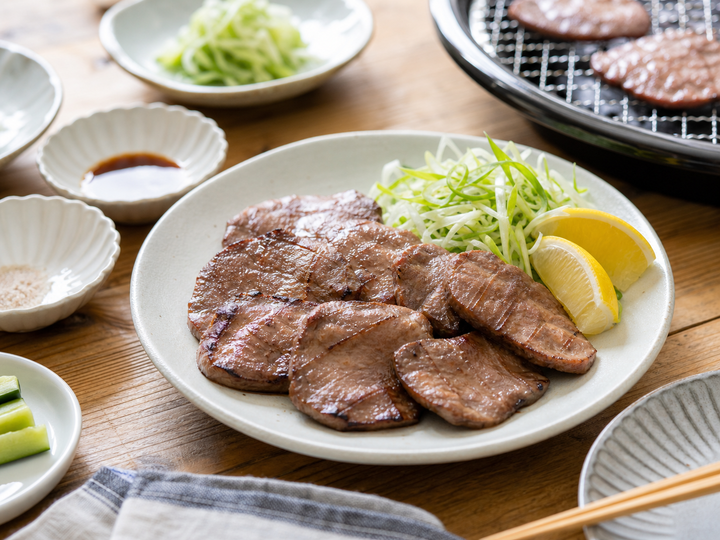 自然光の食卓に置いた牛タン焼き