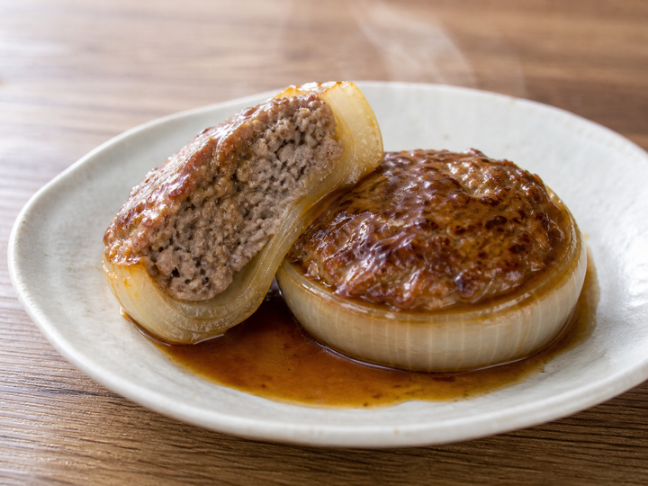 断面を見せて盛った玉ねぎの肉詰め