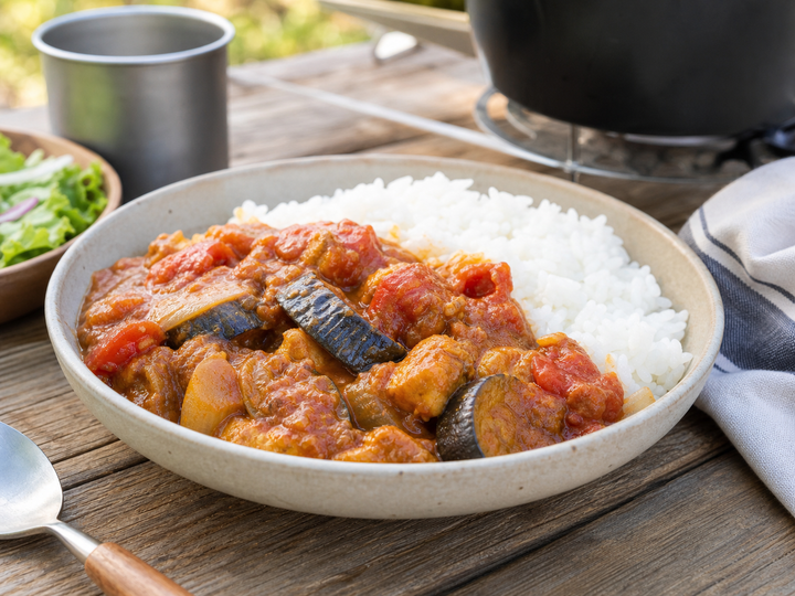 自然光の食卓に置いた無水カレー