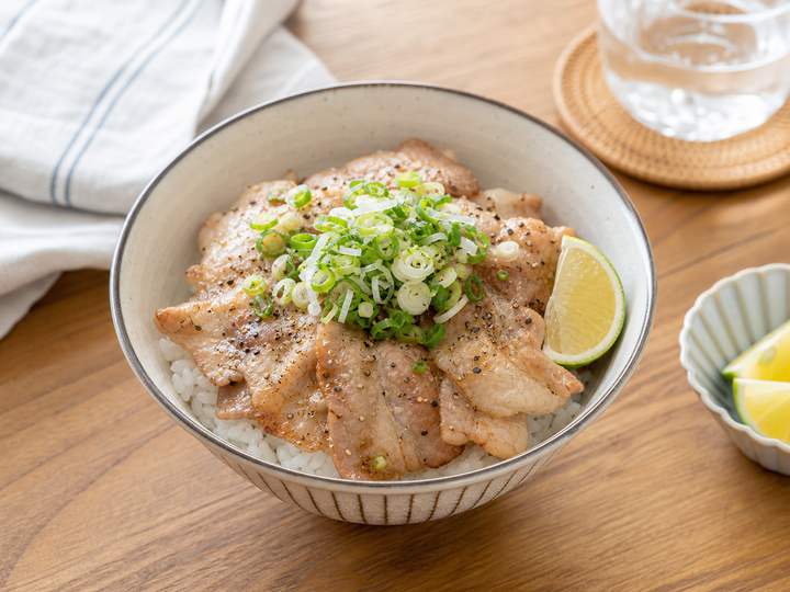 丼に盛ったねぎ塩豚丼