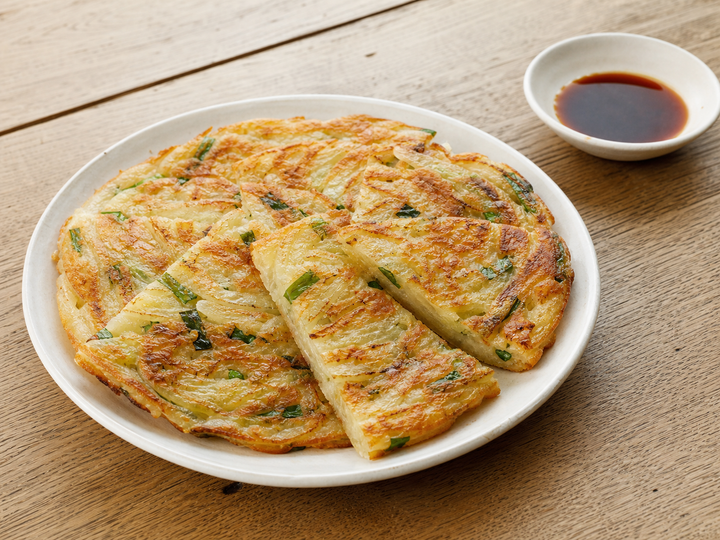 白い皿に盛った玉ねぎのチヂミ