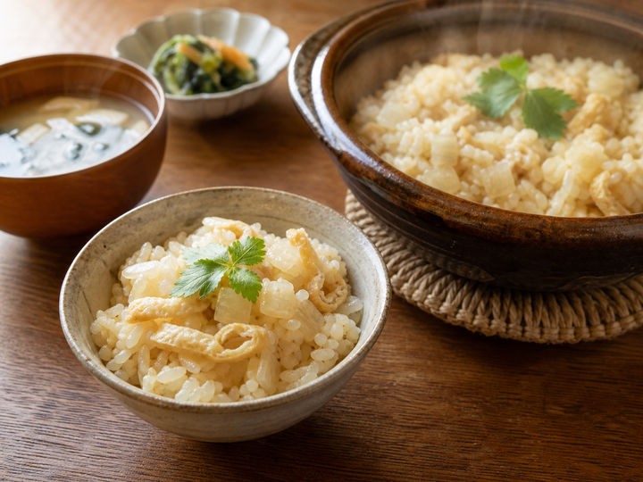 土鍋と茶碗に盛った玉ねぎの炊き込みご飯