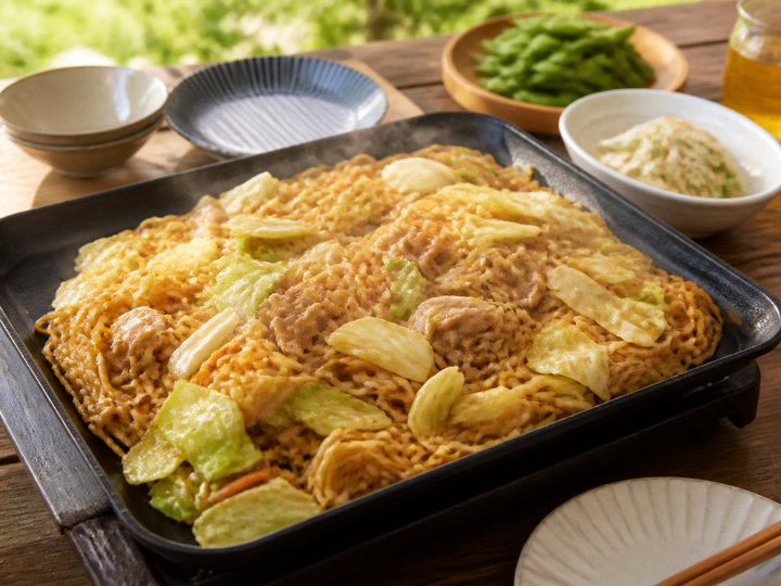 自然光の食卓に置いた焼きそば
