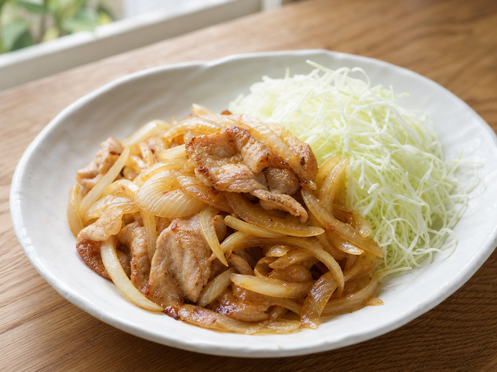 白い皿に盛った玉ねぎと豚肉の生姜焼き