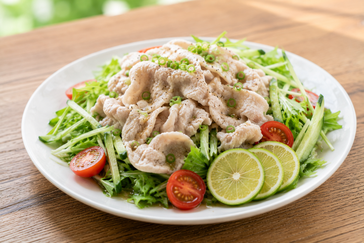 自然光の食卓に置いた豚しゃぶと水菜