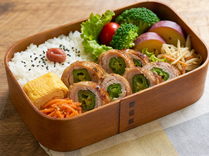 自然光の食卓に置いた肉巻きピーマン