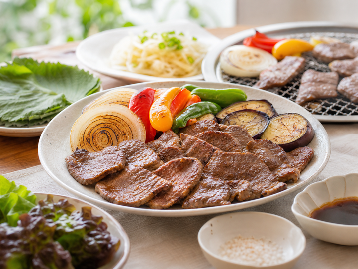 自然光の食卓に置いたさっぱり牛焼肉