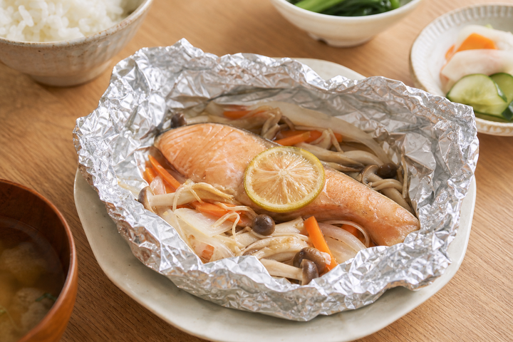 自然光の食卓に置いた鮭のホイル焼き