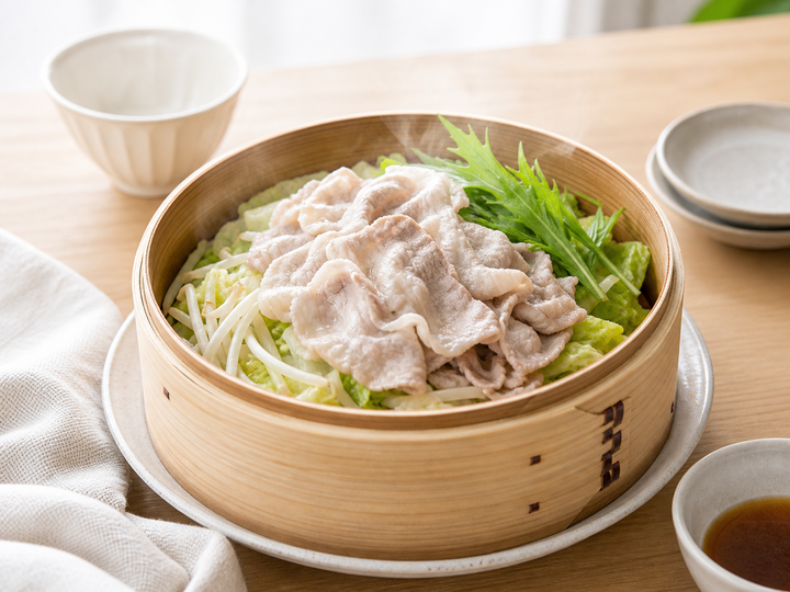 自然光の食卓に置いた豚しゃぶのせいろ蒸し