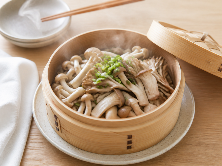 自然光の食卓に置いた蒸しきのこ