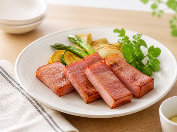 自然光の食卓に置いた厚切りベーコンステーキ