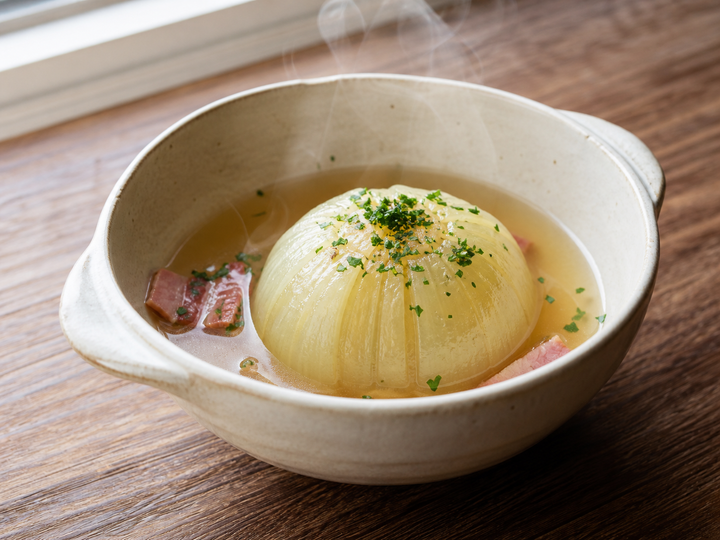 陶器鉢に盛った玉ねぎの丸ごとスープ