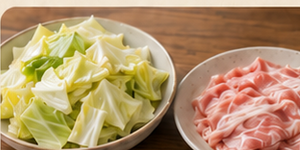 豚肉とキャベツを切り分ける調理イメージ