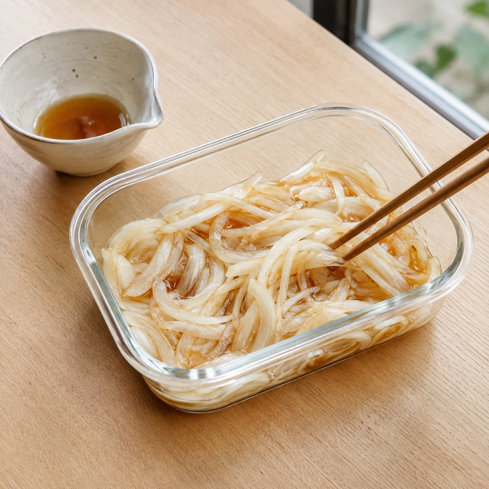 薄切り玉ねぎを調味液で和え、保存容器へ入れた状態
