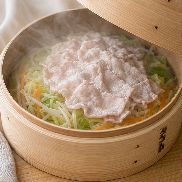 せいろに野菜を敷き、豚しゃぶ用肉を重ならないよう広げた状態