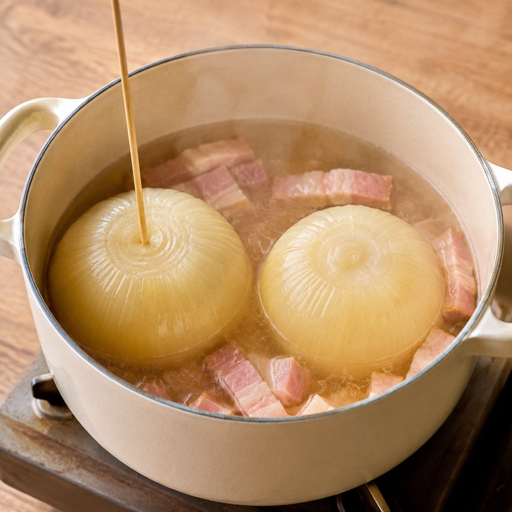 煮えた玉ねぎへ竹串を刺してやわらかさを確かめる状態