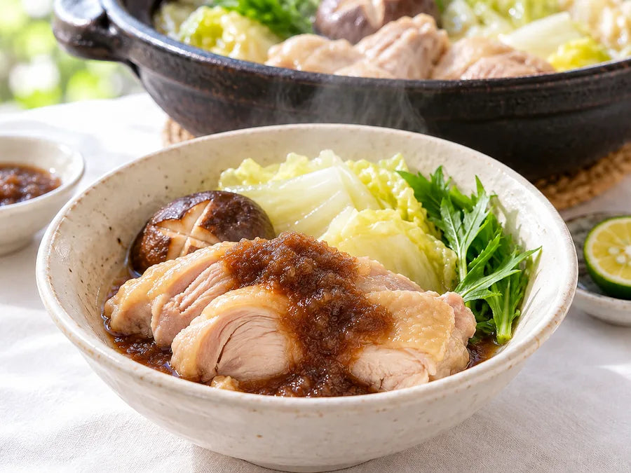 鶏肉と白菜に玉ねぎ入りポン酢を合わせた水炊きの調理イメージ（AI生成）