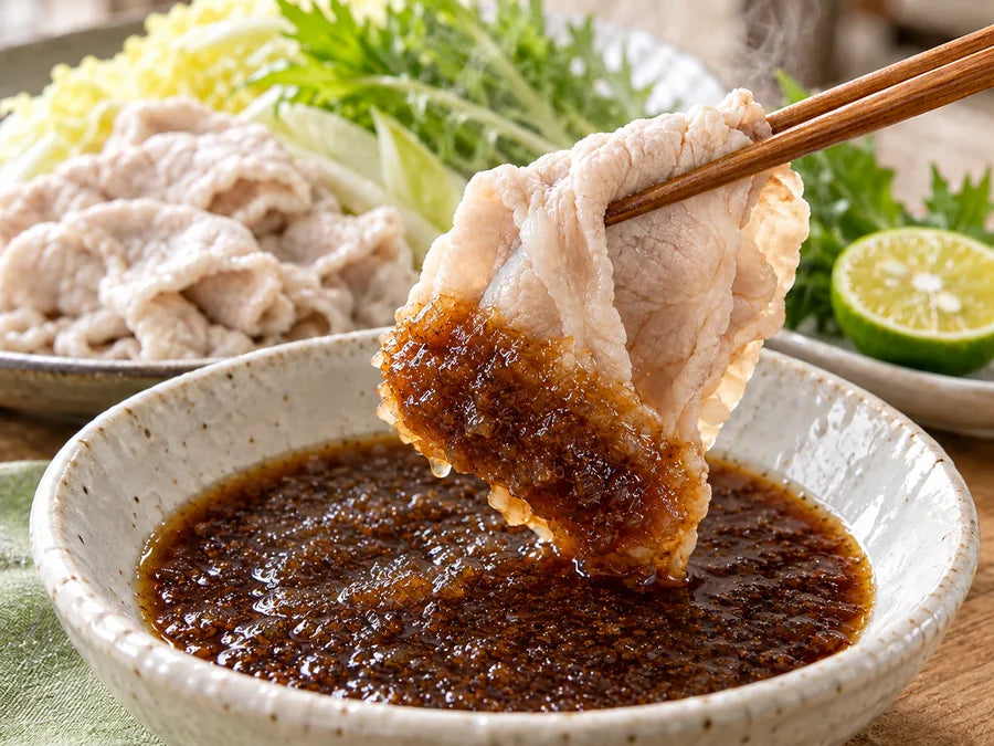 玉ねぎ入りポン酢に豚しゃぶを絡める調理イメージ（AI生成）