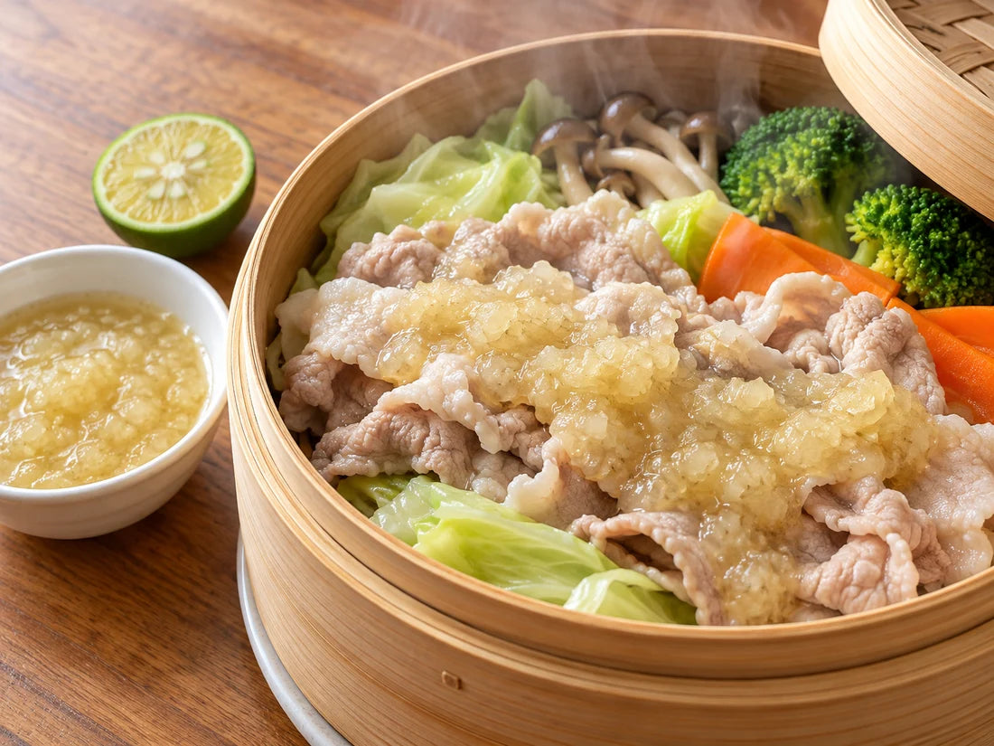 豚肉と野菜のせいろ蒸しに塩だれを合わせた料理