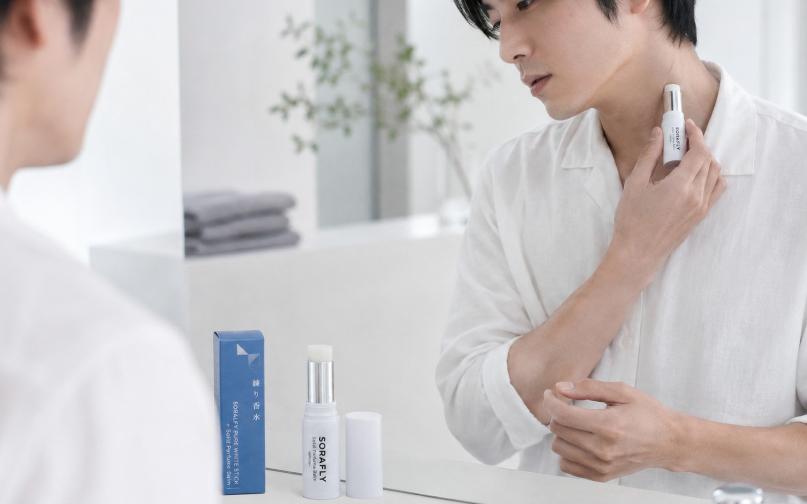 朝の自然光で仕事前に身だしなみを整えるイメージ