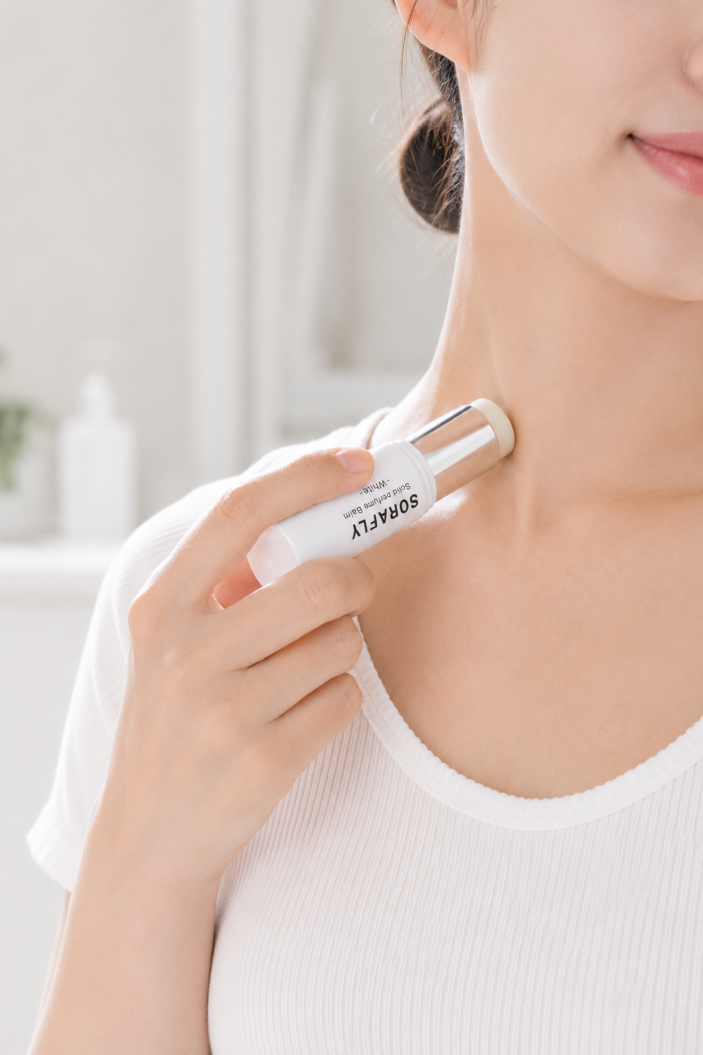 SORAFLY PURE WHITE STICK 首元への使用シーン